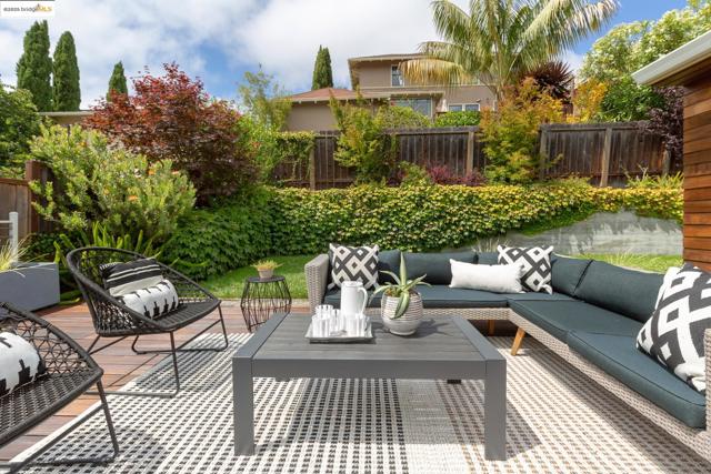 678 Walavista Ave, Oakland CA: https://media.crmls.org/mediaz/3e3279da-5ead-4644-83fc-c6c2a00ca5da.jpg