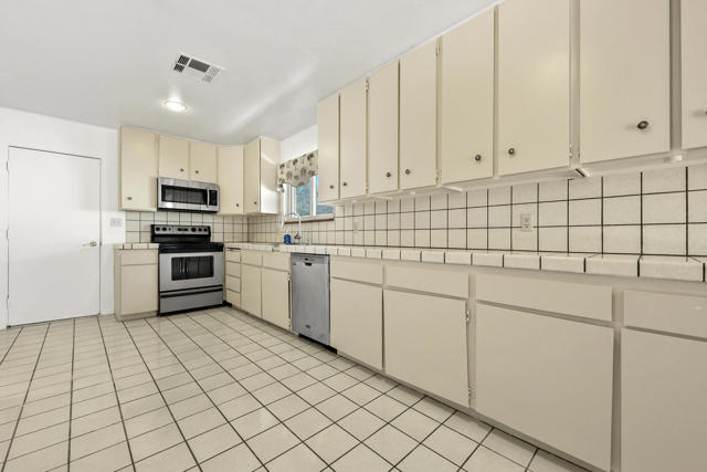 52600 Avenida Herrera, La Quinta CA: https://media.crmls.org/mediaz/3e32ac9f-735d-4991-a36d-c763d0030069.jpg