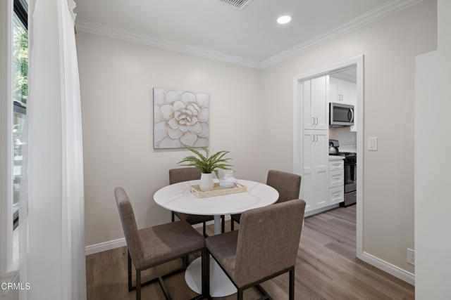 4428 Oakwood Avenue, La Canada Flintridge CA: https://media.crmls.org/mediaz/3e32cc5c-1823-440b-a30a-f38dd2755605.jpg