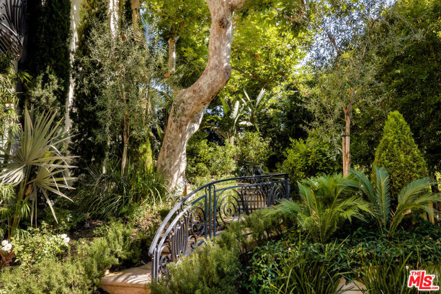 1350 Benedict Canyon Drive, Beverly Hills CA: https://media.crmls.org/mediaz/3e32e4b6-7eb6-4884-a914-ecfb32786ef8.jpg