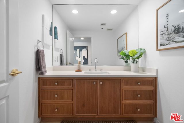 11855 Goshen Avenue, Los Angeles CA: https://media.crmls.org/mediaz/3e331aa8-83a3-476c-b820-16a9bf86535a.jpg