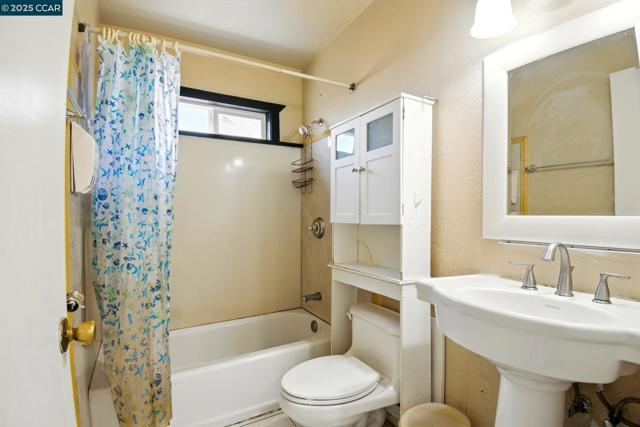 9121 Eaglepoint Ln, Stockton CA: https://media.crmls.org/mediaz/3e3345bd-9aab-48e0-bf63-5b0c6220dd0e.jpg