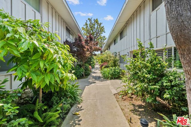 4040 Grand View Boulevard, Los Angeles, California 90066, 2 Bedrooms Bedrooms, ,1 BathroomBathrooms,Townhouse,For Sale,Grand View,24406017