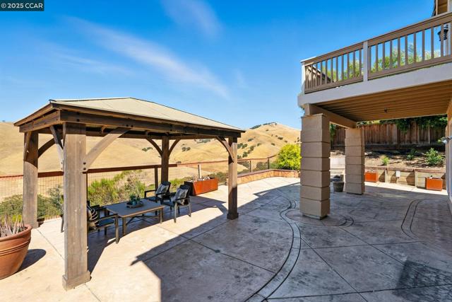 1023 Pebble Beach Dr, Clayton CA: https://media.crmls.org/mediaz/3e341b13-c4f3-409c-bb05-e67b14730449.jpg