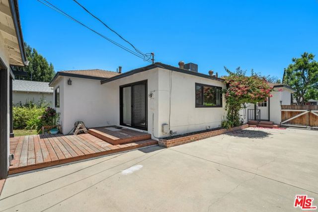 14357 Collins Street, Sherman Oaks CA: https://media.crmls.org/mediaz/3e373725-269a-438d-87f7-6d10d77f02d9.jpg