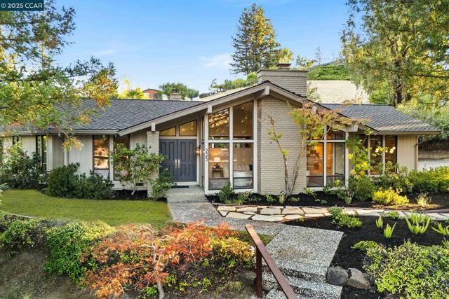 225 Vagabond Ct, Alamo CA: https://media.crmls.org/mediaz/3e378dd2-8806-4997-a50c-c7a592d09bce.jpg