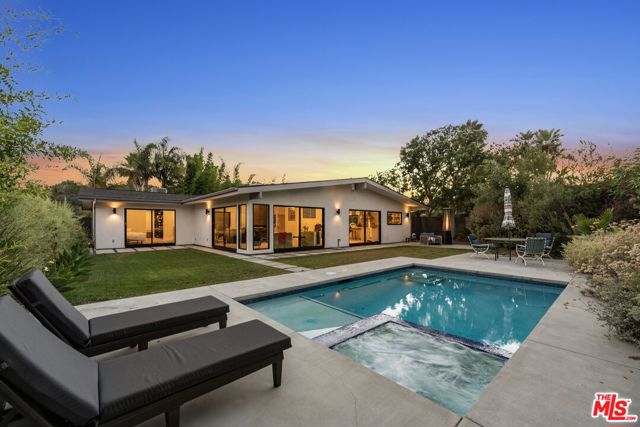 8400 Edwin Drive, Los Angeles CA: https://media.crmls.org/mediaz/3e388f56-c157-4623-99c1-3431ba0a6e8f.jpg