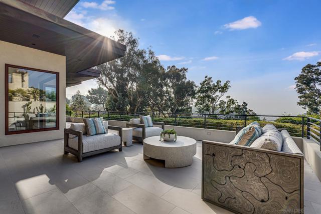 8070 La Jolla Scenic Dr N, La Jolla CA: https://media.crmls.org/mediaz/3e38da05-813e-4d3c-8d18-b0fb9d7c2f21.jpg