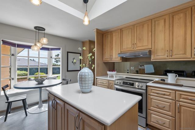 951 Skylark Dr, La Jolla CA: https://media.crmls.org/mediaz/3e39783a-8206-498f-9a42-b59b95a7e0c3.jpg