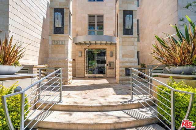 1318 S Roxbury Drive, Los Angeles CA: https://media.crmls.org/mediaz/3e397b07-4f24-495a-ade0-72d27d9e1b79.jpg