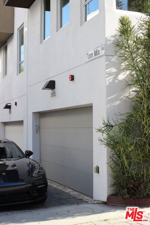 2210 Tom Mix Road, Los Angeles CA: https://media.crmls.org/mediaz/3e39b3ff-809c-42ff-8535-c69ce0253117.jpg