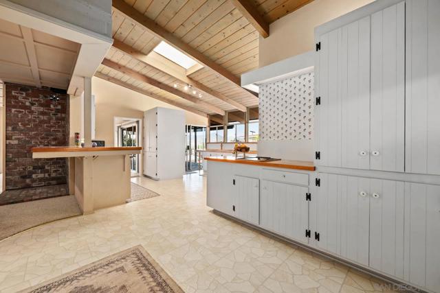 2231 Oak Hill Dr, Escondido CA: https://media.crmls.org/mediaz/3e39bb38-74b8-45e9-9ea9-a580faead4a2.jpg
