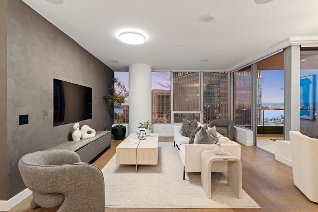 888 W E St, San Diego CA: https://media.crmls.org/mediaz/3e3a7163-9c4f-4040-98d2-91850365f4e7.jpg