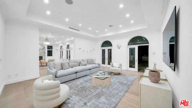 1447 San Ysidro Drive, Beverly Hills CA: https://media.crmls.org/mediaz/3e3ad043-cc5c-4c8e-bd70-9105a655c657.jpg