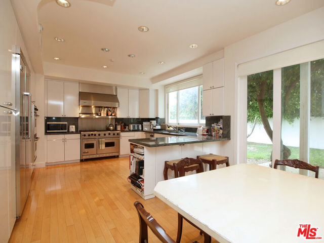 269 N Bundy Drive, Los Angeles CA: https://media.crmls.org/mediaz/3e3ae9f1-0fe1-4ff2-a3c5-e6c6c7ff594f.jpg