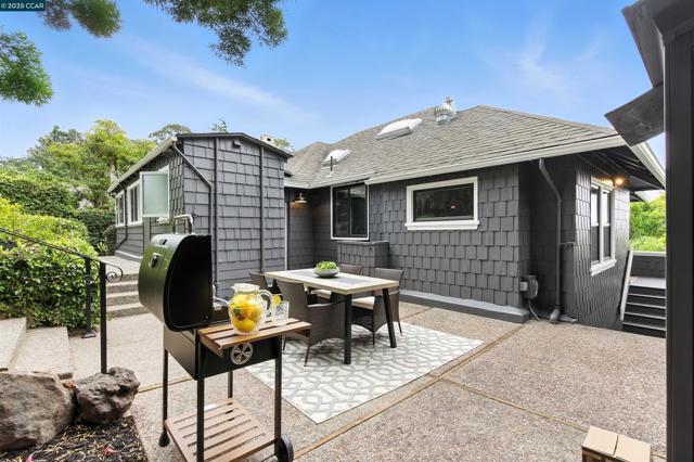 5020 Golden Gate Ave, Oakland CA: https://media.crmls.org/mediaz/3e3b0f47-2cea-4384-9316-4454feae6c6d.jpg