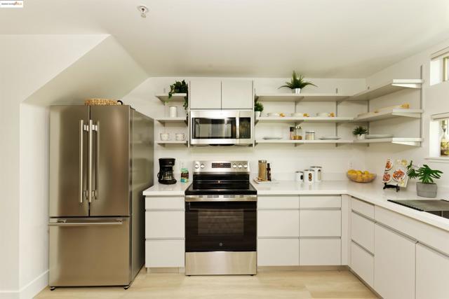 1201 Pine St, Oakland CA: https://media.crmls.org/mediaz/3e3b4ac8-e16e-43a5-b312-f061e6f0a16b.jpg