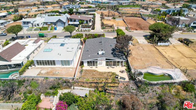 18128 Kingsport Drive, Malibu CA: https://media.crmls.org/mediaz/3e3bda88-f203-43d3-bbd7-0cffbd3d4d4a.jpg