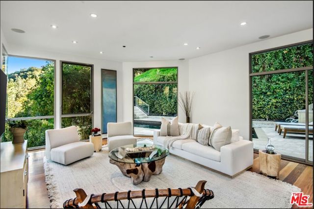 3685 Mandeville Canyon Road, Los Angeles CA: https://media.crmls.org/mediaz/3e3c47fa-6fcf-47ef-9632-17f2fa3ab14b.jpg