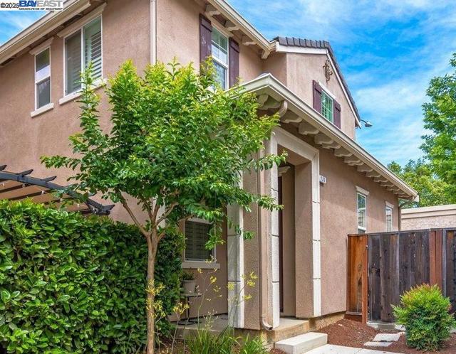 131 Lusitano Way, Gilroy CA: https://media.crmls.org/mediaz/3e3c7b4f-2405-4664-aa96-ae64265c8bf0.jpg