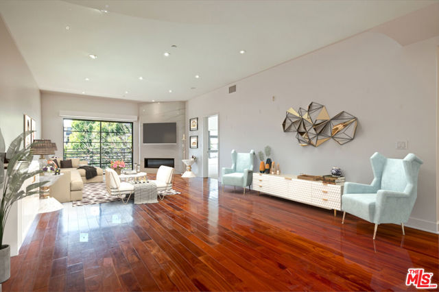 8788 Shoreham Drive, West Hollywood CA: https://media.crmls.org/mediaz/3e3c91b0-745d-40b2-8355-ebcb1b8c0c92.jpg