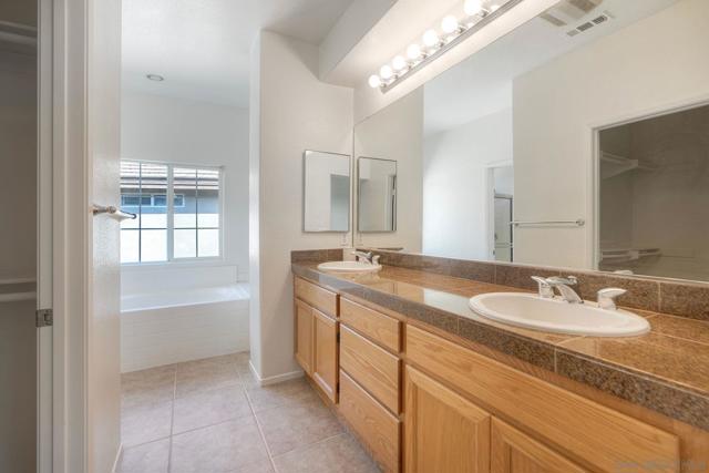 29711 Williams Valley Ct, Escondido CA: https://media.crmls.org/mediaz/3e3d76c9-e148-4fa5-8faf-7d1cd5653b16.jpg
