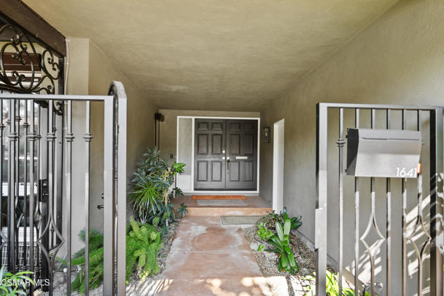 1641 Trafalgar Place, Westlake Village CA: https://media.crmls.org/mediaz/3e3d8acd-012b-468a-8da3-9264e0546465.jpg