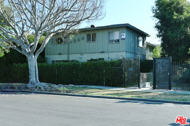 1868 10th Street, Santa Monica CA: https://media.crmls.org/mediaz/3e3e2204-e5a3-4a17-a1a5-f8599c7ccd8a.jpg