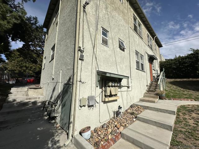 2663 67 E Street, San Diego CA: https://media.crmls.org/mediaz/3e3e570d-a9fe-478e-a96c-f50ef39c6d24.jpg
