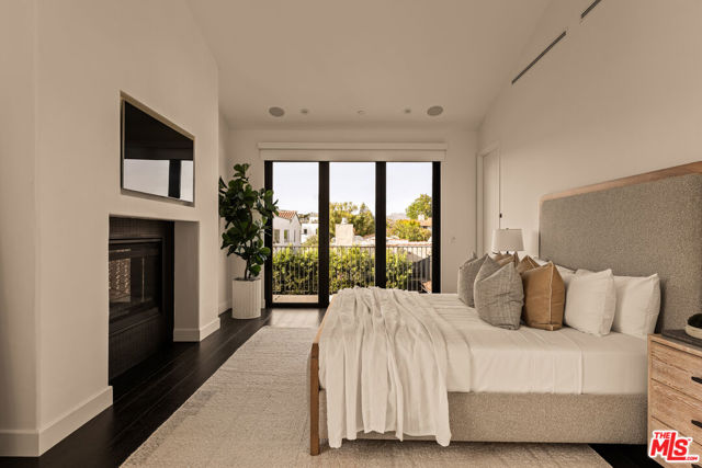 6607 Maryland Drive, Los Angeles CA: https://media.crmls.org/mediaz/3e3e71ba-0c63-4c4d-b0f4-bdaa77c705d0.jpg