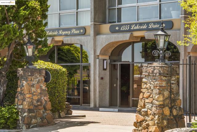 1555 Lakeside Dr, Oakland CA: https://media.crmls.org/mediaz/3e3faef9-a126-4f41-ab84-760b8a8d2182.jpg