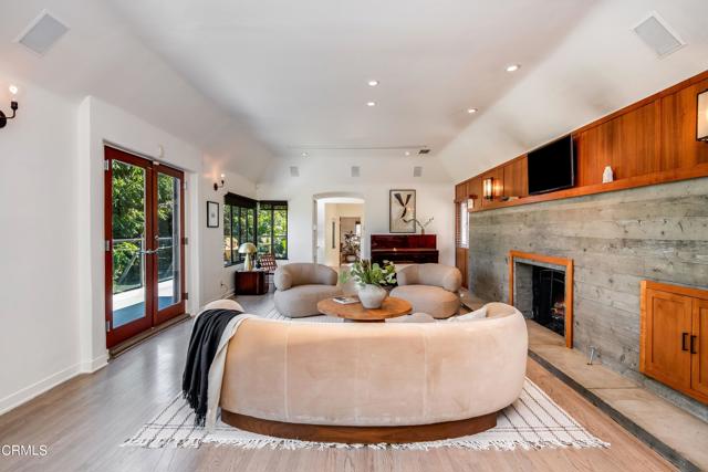 Detail Gallery Image 9 of 72 For 2082 Kenilworth Ave, Los Angeles,  CA 90039 - 4 Beds | 3/1 Baths