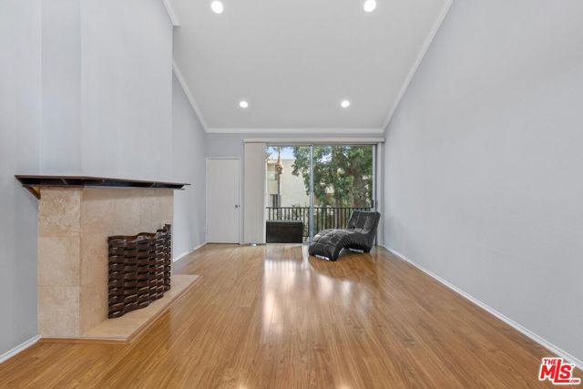 5325 Newcastle Avenue, 338 photo 5