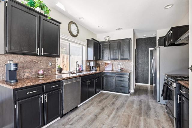 2084 Springbrook Ct, Oakley CA: https://media.crmls.org/mediaz/3e403058-ffee-4db5-9163-367b75a7f63c.jpg