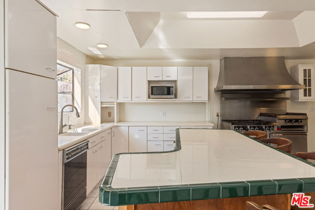 955 S Highland Avenue, Los Angeles CA: https://media.crmls.org/mediaz/3e403d4d-52c0-4085-8f94-256bae6b1846.jpg