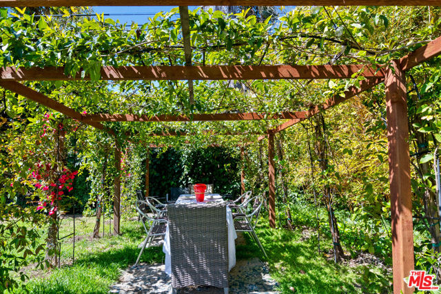 2299 Beverwil Drive, Los Angeles CA: https://media.crmls.org/mediaz/3e4056a0-7fa2-4d9d-b7a1-5d8186bf578c.jpg