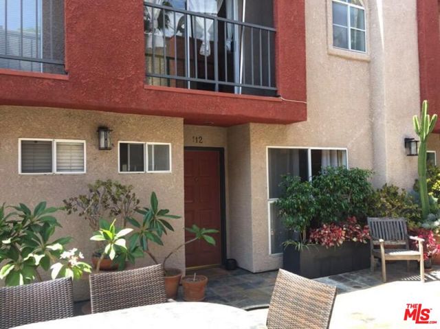 1957 N Bronson Avenue, Los Angeles CA: https://media.crmls.org/mediaz/3e4093fb-723e-4d1c-ac95-e4a149eb20ff.jpg