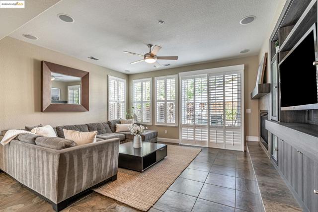 43 Sorrel Ct, Oakley CA: https://media.crmls.org/mediaz/3e40bf65-8152-4e5f-9887-47358c5b12e4.jpg