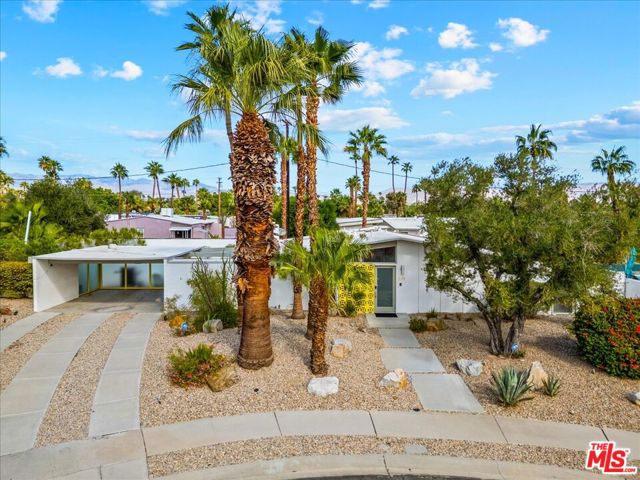 888 E Janet Circle, Palm Springs CA: https://media.crmls.org/mediaz/3e41fa1c-95ac-4169-9bfb-006e7dcb80ac.jpg