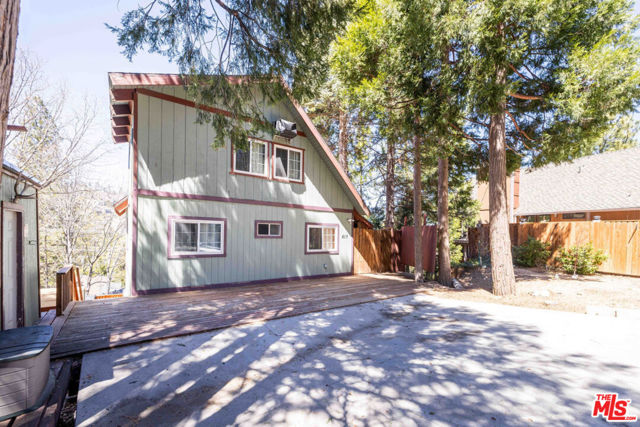 817 Grass Valley Road, Lake Arrowhead CA: https://media.crmls.org/mediaz/3e421800-c861-46ce-97c4-f01500e30024.jpg