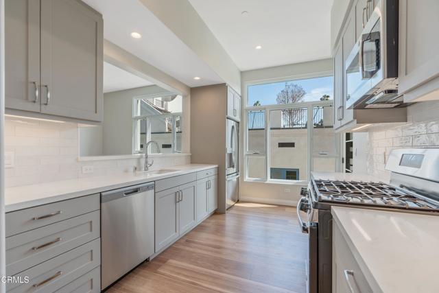 Detail Gallery Image 4 of 18 For 533 E Union St #201,  Pasadena,  CA 91101 - 3 Beds | 3/1 Baths