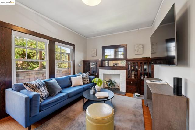 485 Hardy St, Oakland CA: https://media.crmls.org/mediaz/3e431e78-5bc0-4a8f-9f56-66d69ac1c423.jpg