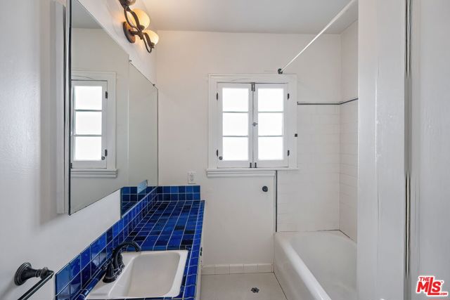 2558 Kelton Avenue, Los Angeles CA: https://media.crmls.org/mediaz/3e433f84-84d4-42f0-8b50-730d7ae98124.jpg