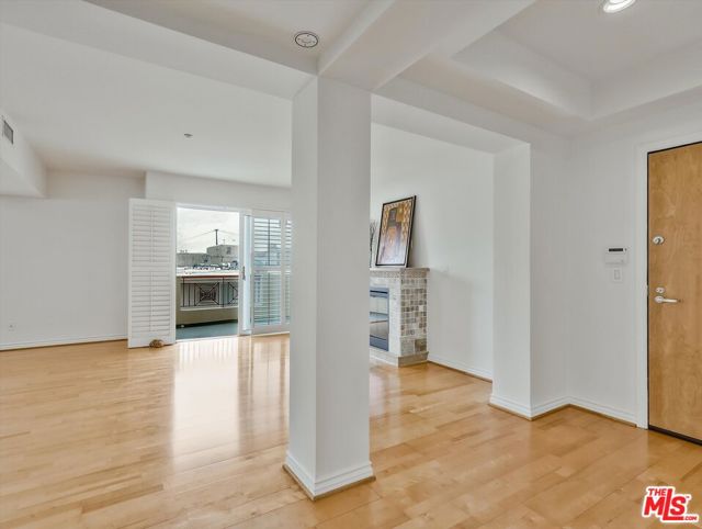 320 S Willaman Drive, Los Angeles CA: https://media.crmls.org/mediaz/3e45443f-b0ae-4e94-a6da-2d386bac529f.jpg