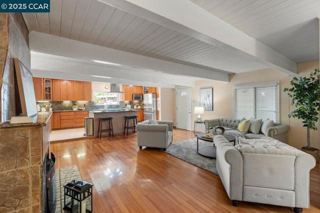 2401 Casa Way, Walnut Creek CA: https://media.crmls.org/mediaz/3e46826f-824e-44e7-a3e4-a32589604bc8.jpg