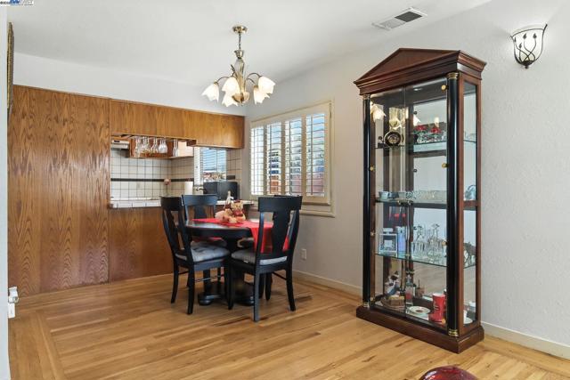 923 90Th Ave, Oakland CA: https://media.crmls.org/mediaz/3e46fba7-44c2-4beb-b0f3-3229dba39ff4.jpg