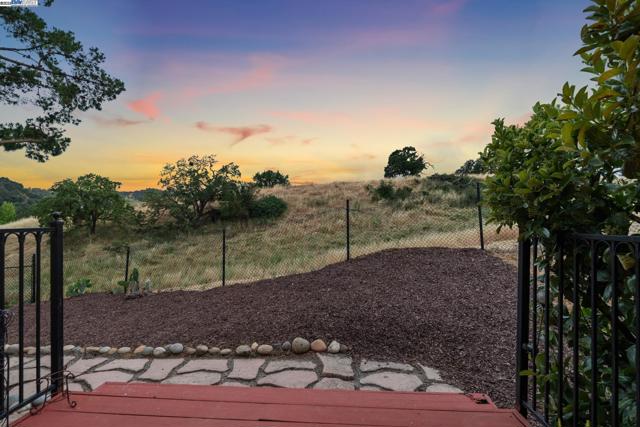 375 Montecillo Dr, Walnut Creek CA: https://media.crmls.org/mediaz/3e472d8a-1c0b-4c61-8a71-993f229f160c.jpg