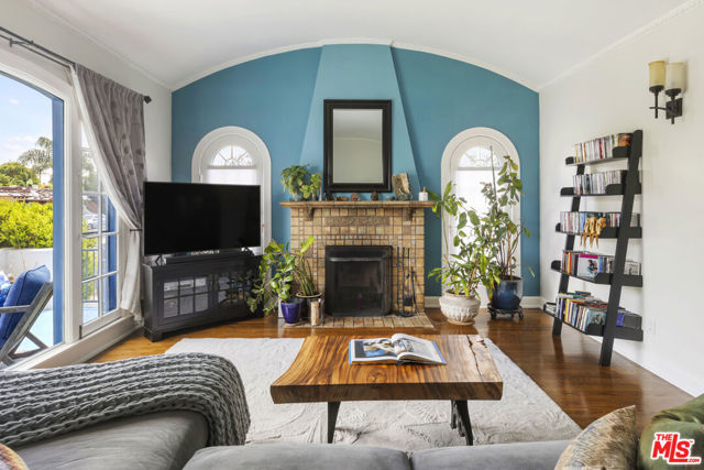 1569 S Orange Grove Avenue, Los Angeles CA: https://media.crmls.org/mediaz/3e481bf3-aa19-458f-8bb0-18e65ddd1eec.jpg