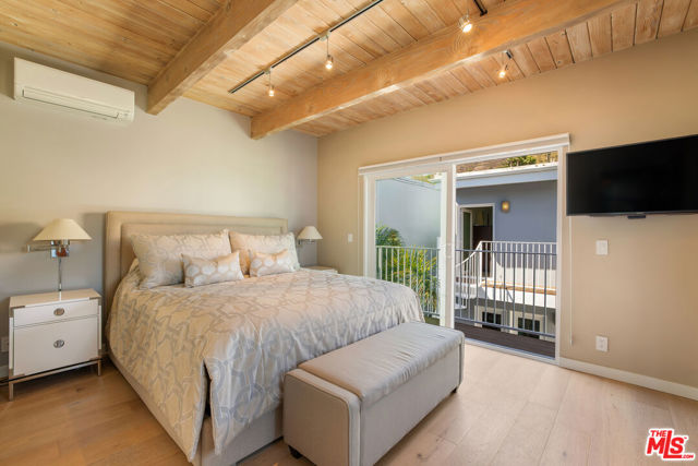 11770 Pacific Coast Highway, Malibu CA: https://media.crmls.org/mediaz/3e48981f-09c3-4ebb-b2de-93495bb01a35.jpg