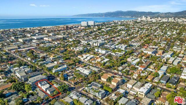 705 6th Avenue, Venice CA: https://media.crmls.org/mediaz/3e4a11a4-5e0c-43f7-8438-4b6d05557108.jpg